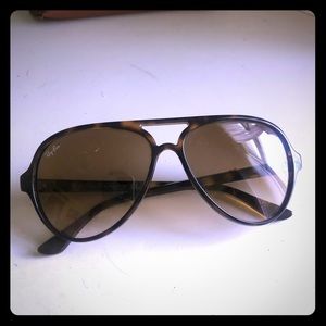Tortoiseshell ray ban aviators with plastic frame